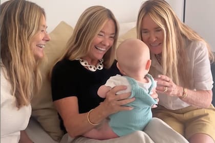 El álbum familiar. Coca, como le dicen a María Eugenia, sostiene en brazos a Otto, que es su quinto nieto. A su lado lo miran, encantadas, María Laura y María Emilia