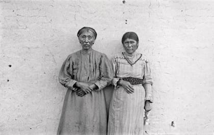 El álbum llamado “Gauchos” exhibe fotos de gauchos y paisanas, mezcla del fenotipo español con el tehuelche, e inclusive con el mapuche.