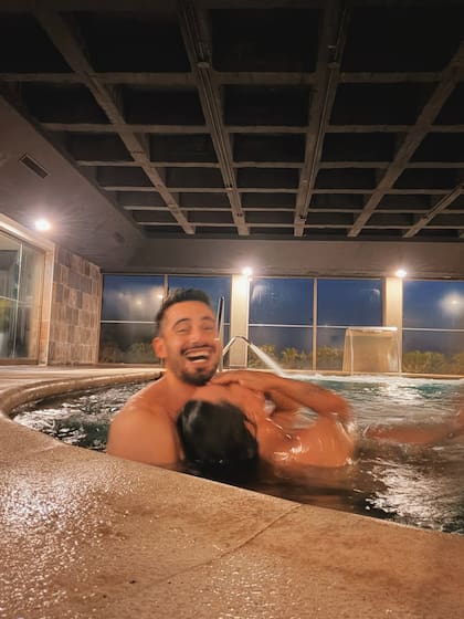 El álbum también incluyó un momento de relax en la pileta del hotel (Foto: Instagram @florjazminpe)
