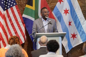 Brandon Johnson celebra el fallo que ordena la liberación de individuos arrestados ilegalmente