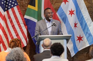 Brandon Johnson celebra el fallo que ordena la liberación de individuos arrestados ilegalmente
