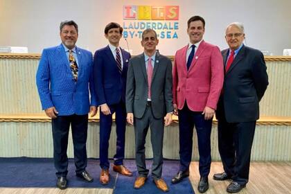 El alcalde, centro, y los cuatro comisionados de Lauderdale by the sea