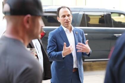El alcalde Craig Greenberg anunció que la ciudad de Louisville dejará atrás sus políticas santuario para alinearse a las estrategias de la administración federal