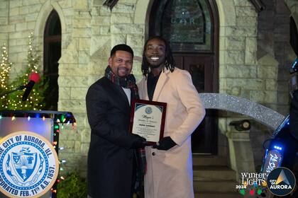 El alcalde de Aurora, Richard Irvin, lo honró con el Premio del Alcalde al Servicio durante el Festival de Luces de Invierno de la ciudad (Imagen de City of Aurora, IL, Government)