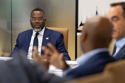 El alcalde de Chicago, Brandon Johnson, señaló que el proyecto reemplaza un viejo almacén cerrado en 2024 con "espacio industrial de alta calidad"