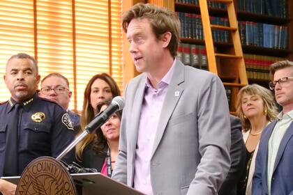 El alcalde de Denver anunció la estrategia para abordar la crisis migratoria y evitar recortes de presupuesto
