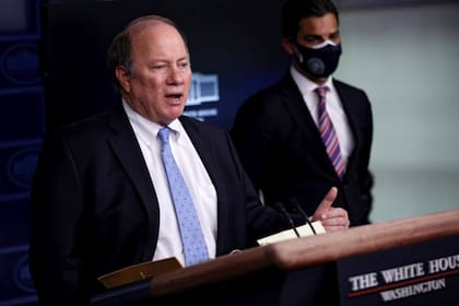 El alcalde de Detroit, Mike Duggan, rechazó las vacunas de Johnson & Johnson