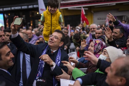 El alcalde de Estambul y candidato del Partido Popular Republicano (CHP), Ekrem Imamoglu, toma fotografías con sus partidarios durante un mitin de campaña en Estambul, Turquía