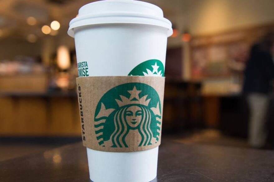 Starbucks dejará de usar vasos descartables - LA NACION