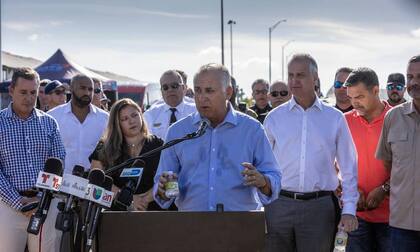 El alcalde de Hialeah, Esteban Bovo Jr, centro, habla durante la ceremonia de inauguración del puente en NW 170th St que conecta a Hialeah y Miami Lakes, rodeado de funcionarios electos e invitados (Crédito: José A. Iglesias)