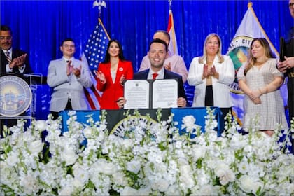 El alcalde de Hialeah firmó una orden ejecutiva que creó el grupo que investigará a las empresas vinculadas a Cuba