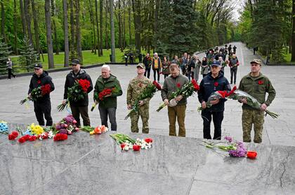 El alcalde de Kharkiv, Igor Terekhov, con otras personas depositan flores en el Memorial de la Gloria en Kharkiv el 8 de mayo de 2023 en el 78 aniversario de la victoria contra los nazis y el final de la Segunda Guerra Mundial en Europa. 