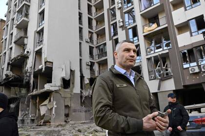 El alcalde de Kiev, Vitali Klitschko, frente a un edificio dañado tras los ataques rusos en Kiev el 29 de abril de 2022, en medio de la invasión rusa de Ucrania. (Fotografía de Genya SAVILOV / AFP)