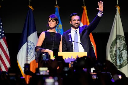 El alcalde de la ciudad de Nueva York Zohran Mamdani (d) y su esposa Rama Duwaji (AP foto/Yuki Iwamura)