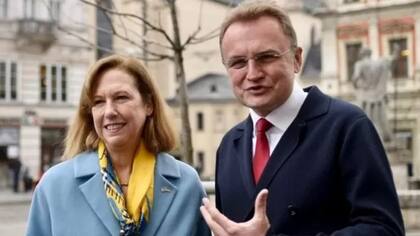 El alcalde de Leópolis, Andriy Sadovyi, con la encargada de negocios de EE.UU., Kristina Kvien