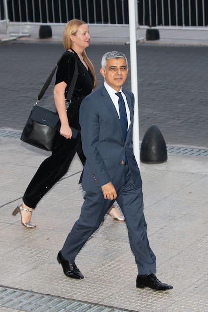 El alcalde de Londres, Sadiq Khan, actual presidente del C40 llega al Teatro Colón.