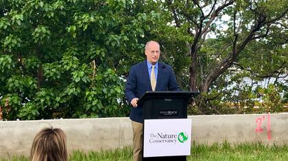 El alcalde de Miami Beach, Dan Gelber, en una conferencia