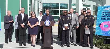 El alcalde de Miami, Steven Meiner, dio una conferencia de prensa donde aclaró los lineamientos de la ciudad para las próximas vacaciones de primavera