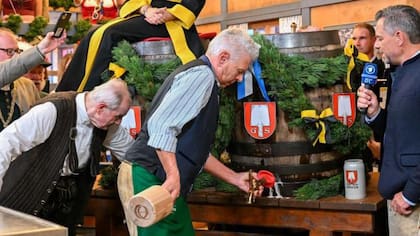 El alcalde de Múnich, Dieter Reiter, abrió el primer barril de cerveza para dar inicio al Oktoberfest 2023