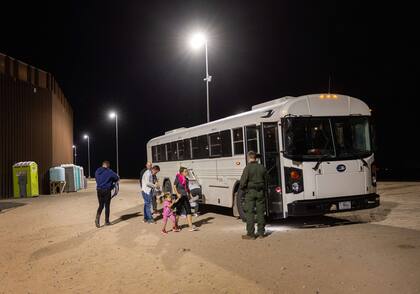 El alcalde de Nueva York asegura que el jueves llegaron nueve autobuses con personas migrantes y la ciudad ya atraviesa por una crisis para atender las solicitudes de asilo

YUMA, ARIZONA - John Moore/Getty Images/AFP