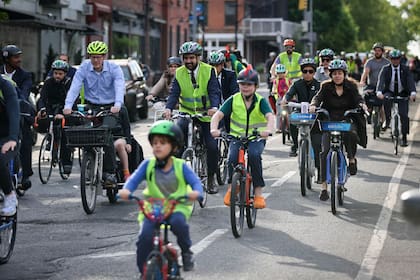El alcalde de Nueva York avanza por Bergen Street junto a padres que acompañan a sus hijos a la escuela en Brooklyn