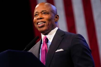 El alcalde de Nueva York, Eric Adams, impulsa la creación de albergues para inmigrantes