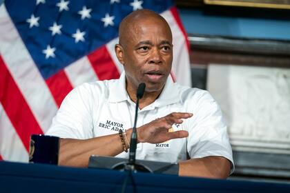 El alcalde de Nueva York, Eric Adams, se enfrenta a cargos federales por soborno, fraude electrónico y conspiración relacionados con contribuciones extranjeras a su campaña (Foto Archivo)