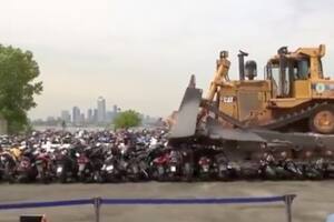 El impactante video en que una excavadora aplasta decenas de motos confiscadas en Nueva York