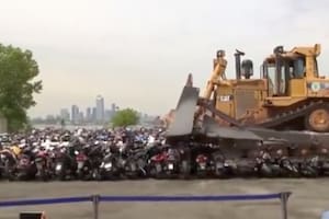 El impactante video en que una excavadora aplasta decenas de motos confiscadas en Nueva York