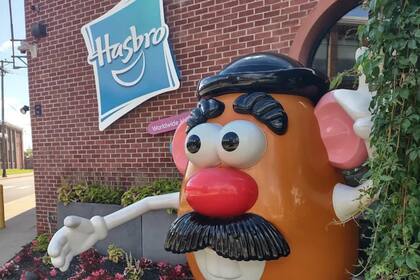 El alcalde de Pawtucket, Don Grebien, lamentó la decisión, la describió como un golpe a la comunidad y adelantó planes para reutilizar el campus de Hasbro