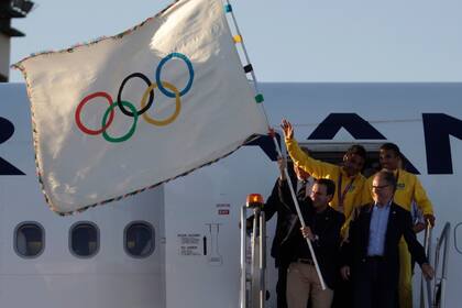El alcalde de Río llegó ayer de Londres con la bandera