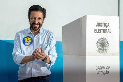 El alcalde de San Pablo y candidato a la reelección Ricardo Nunes, del Movimento Democratico Brasileiro (MDB), reacciona tras depositar su voto durante la primera vuelta de las elecciones municipales.
