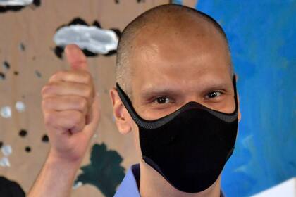 El alcalde de Sao Paulo, Bruno Covas, levanta el pulgar mientras vota durante la segunda vuelta de las elecciones municipales en Sao Paulo, Brasil, el 29 de noviembre de 2020