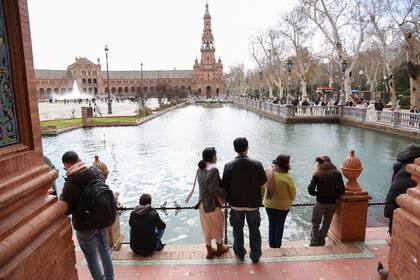 El alcalde de Sevilla, José Luis Sanz, propuso el cierre de la Plaza de España y cobrar una entrada a los turistas para así "financiar su conservación"