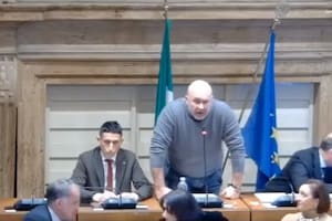 Las frases machistas y groseras de un alcalde en plena sesión que desataron un escándalo en Italia