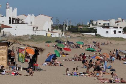 El alcalde del balneario uruguayo de La Paloma generó una gran polémica al anunciar descuentos para los residentes bajo el lema No pague precios de turistas