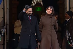 El alcalde electo de Nueva York, Zohran Mamdani, junto a su esposa, en el comienzo de la inauguración pública de su gestión