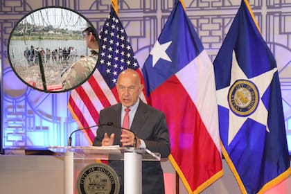 El alcalde John Whitmire ha intentado proteger a la comunicad inmigrante en Houston