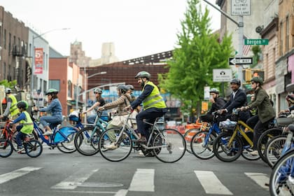 El alcalde Mamdani pedalea en Brooklyn junto a padres y niños que van a la escuela
