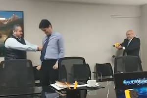 El momento en que un alcalde peruano probó una pistola Taser con su asesor: “Recibiría mil disparos”