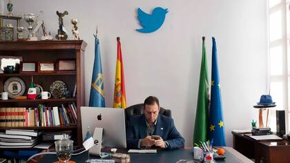 El alcalde Rodríguez Salas, en su oficina