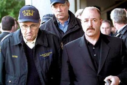 El alcalde Rudolph Giuliani (izq.), el gobernador de Nueva York, George Pataki (centro), y el comisionado de policía, Bernard Kerik, en el lugar de la tragedia