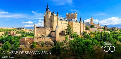 El Alcázar de Segovia es un atractivo turístico muy concurrido por españoles y extranjeros; queda a 90 kilómetros de Madrid