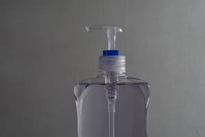 La Anmat prohibió en todo el país un alcohol sanitizante por irregularidades sanitarias