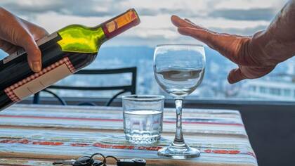 El alcohol también puede suprimir el movimiento rápido de los ojos, o sueño REM, que es cuando ocurre la mayoría de los sueños