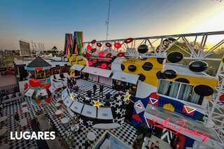 El excéntrico bar de la Mona Jiménez: 8.000 trajes, 300 pares de botas y un menú particular