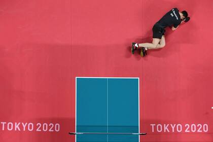 El alemán Dimitrij Ovtcharov cae ante Ma Long de China en las semifinales de tenis de mesa