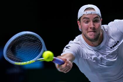 El alemán Jan-Lennard Struff devuelve el balón a Daniil Medvedev de la Federación Rusa de Tenis durante su partido de semifinales de tenis de la Copa Davis en el estadio Madrid Arena