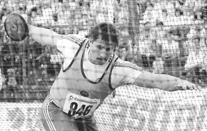 El alemán Jurgen Schult posee el récord masculino más longevo: logró una distancia de 74.08m en lanzamiento de disco y lo hizo en Neubrandenburg el 6 de junio de 1986