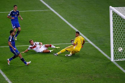 El alemán Götze marca el gol ante la vista del argentino Demichelis, Ezequiel Garay y el arquero Sergio Romero durante el tiempo extra en la final del Mundial 2014 en el Maracaná